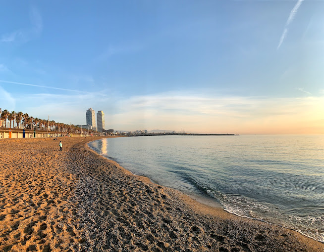 2. ساحل بارسلونتا (Barceloneta Beach):