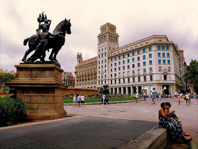 6. میدان کاتالونیا (Placa de Catalunya):