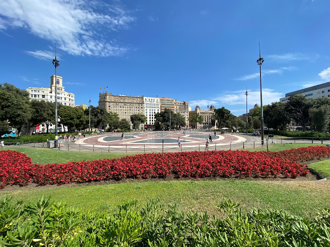 6. میدان کاتالونیا (Placa de Catalunya):
