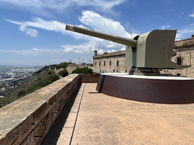 10. قلعه مونت جویک (Montjuic Castle) :