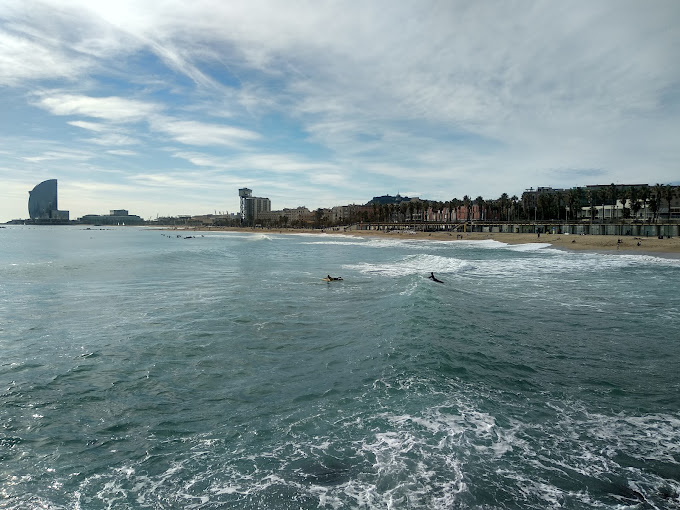 2. ساحل بارسلونتا (Barceloneta Beach):