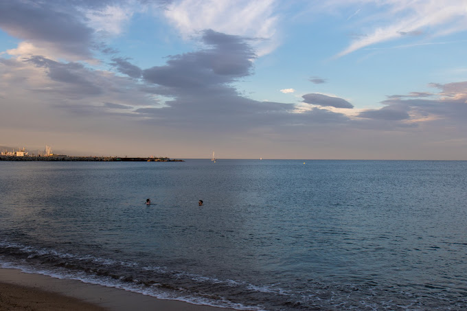 2. ساحل بارسلونتا (Barceloneta Beach):