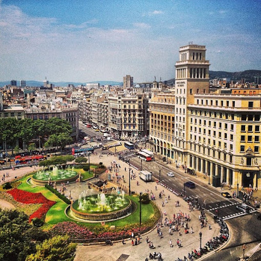 6. میدان کاتالونیا (Placa de Catalunya):